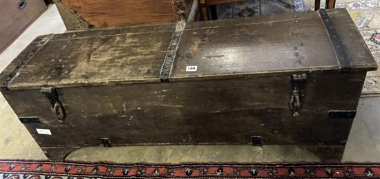 A 17th century style iron bound six plank coffer, width 113cm, depth 32cm, height 39cm